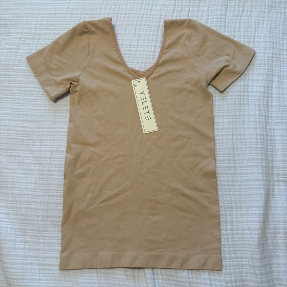 Yelete | Women’s Reversible Seamless Shirt in Nude - One Size
